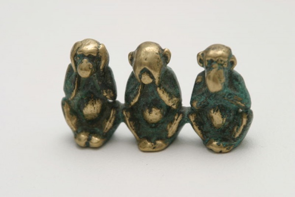 800px Three wise monkeys figure
